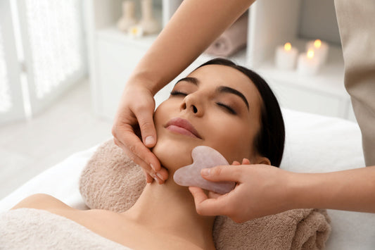 Massage visage aux pierres froides